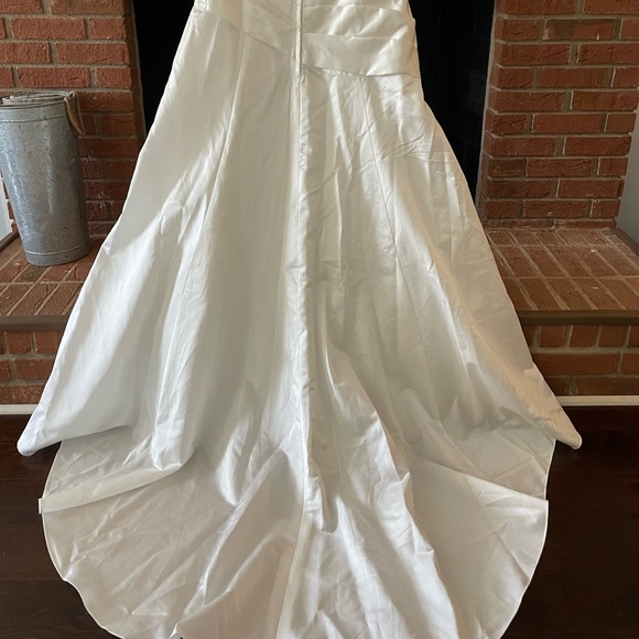David’s Bridal size 16 softwhite strapless ruched wedding dress with lace - Picture 10 of 15
